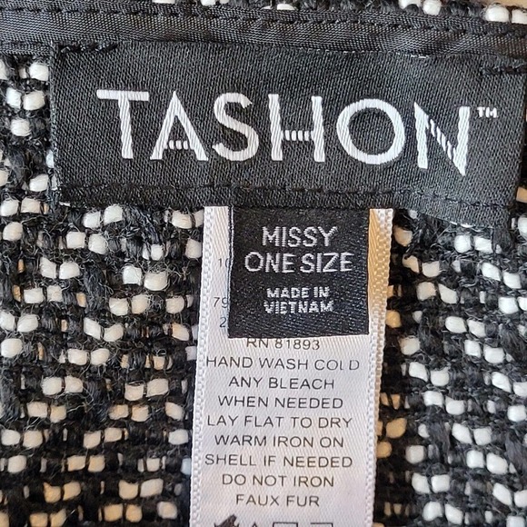 Tashon Women's Woven Chevron Faux Fur Poncho Coverup One Size Black White Hi Lo - Picture 6 of 10